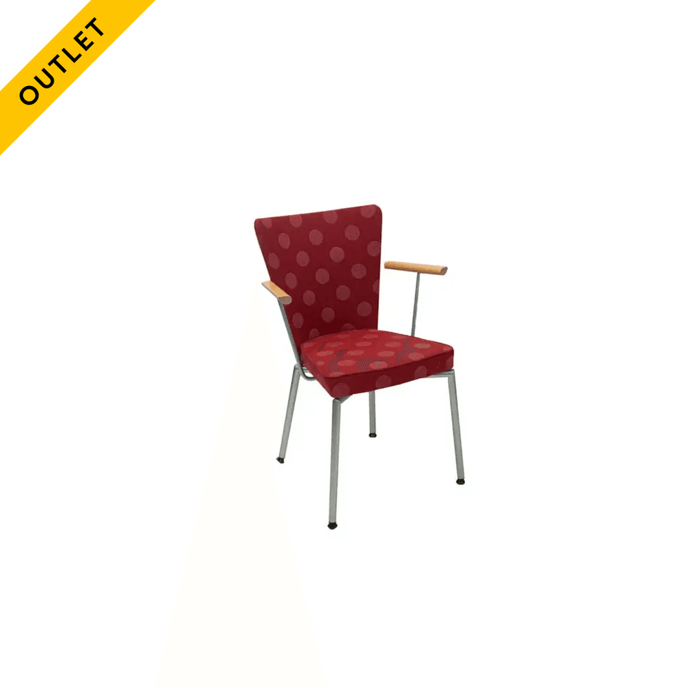 Begagnad stapelbar konferensstol med armstöd, modell Salute från Skandiform i rött mönstrat tyg. Mått: Höjd 80 cm x Bredd 44 cm x Djup 54 cm. Sitthöjd: 46 cm.