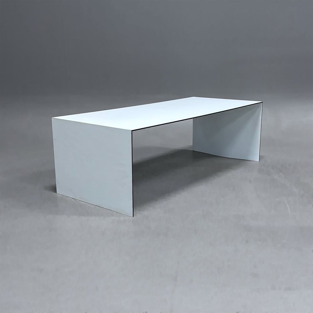 Begagnat soffbord Thinner från Karl Andersson & Söner i vit färg. Mått: bredd 150 cm, djup 65 cm och höjd 48 cm.