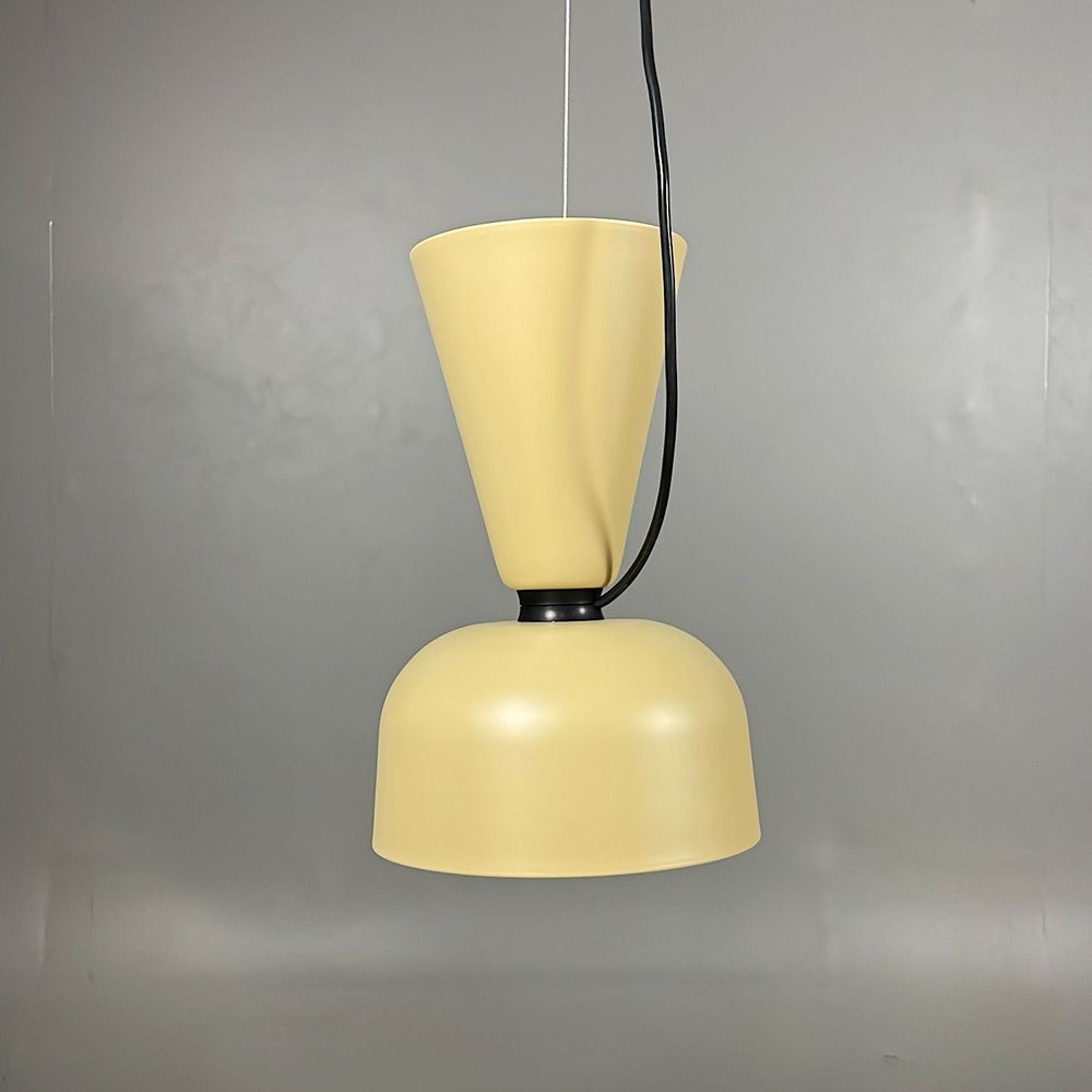 Begagnad taklampa Alphabeta från Hem i beige. Mått: Diameter 13,5/18,5 cm och höjd 29 cm. 