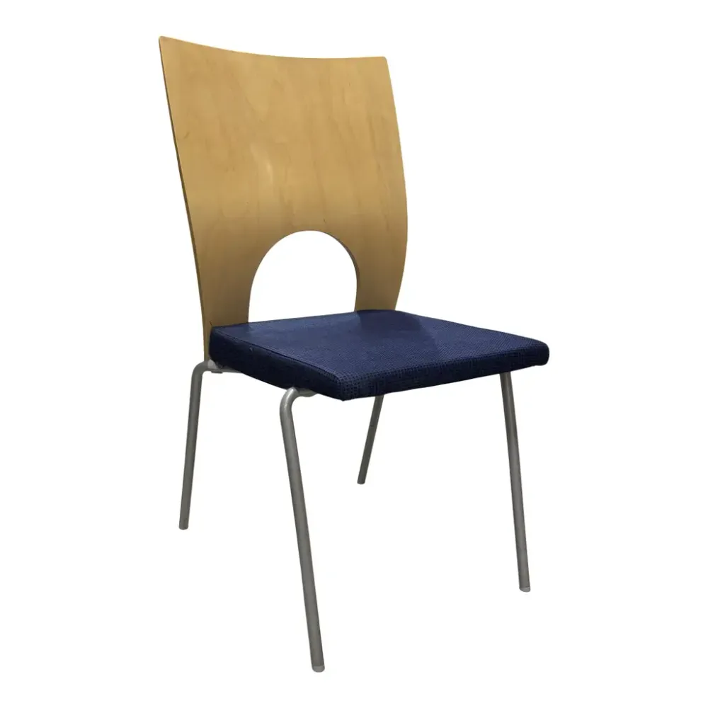 Begagnad konferensstol från Kinnarps, modell Yin. Klädd sits i blått tyg med ryggdel i björk. Mått: höjd 88 cm, bredd 45 cm, djup 58 cm, sitthöjd 50 cm. 