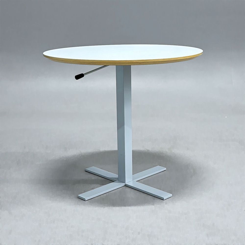 Begagnat höj och sänkbart cafébord från Swedstyle. Med vit rund skiva, stativ i silver. Diameter 70 cm, justerbar höjd mellan 62.5 cm till 107.5 cm. 