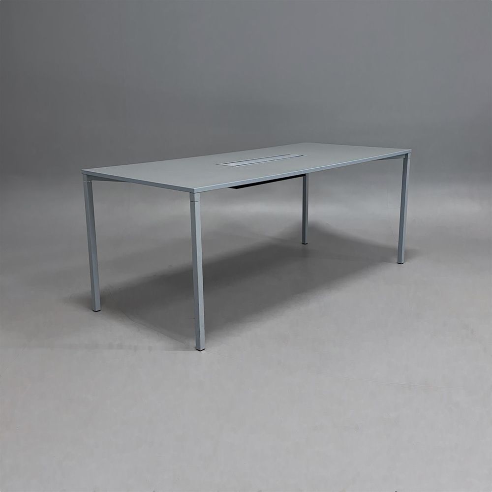 Begagnat konferensbord Shadow från Mitab i grått integrerad powerbox. Mått: bredd 180 cm, djup 80 cm och höjd 72 cm.  