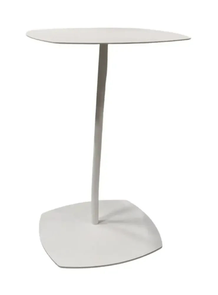 Begagnat laptopbord Add från Lammhults i vitt, med en lutande design. Mått: Höjd 66 cm x Bredd 45 cm x Djup 42,5 cm.