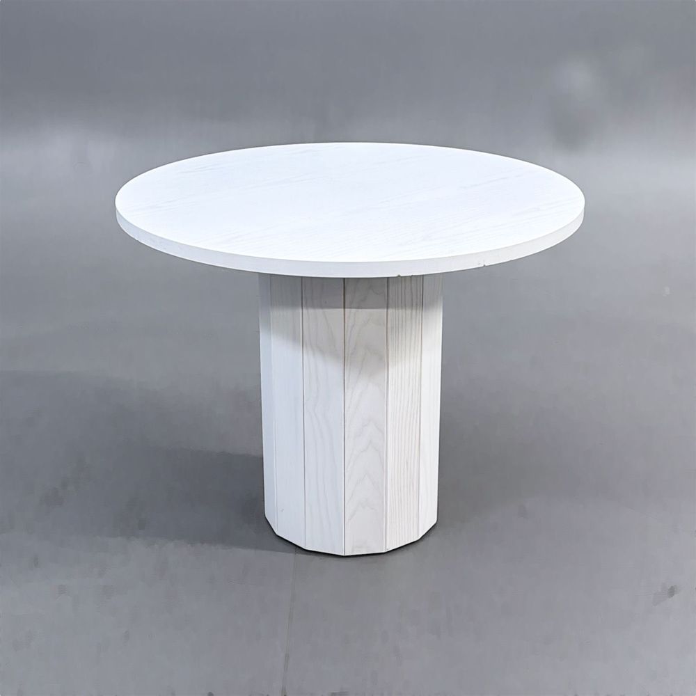 Begagnat soffbord Cap från Karl Andersson & Söner i vitt. Mått: Diameter 70 cm, och höjd 54.5 cm.