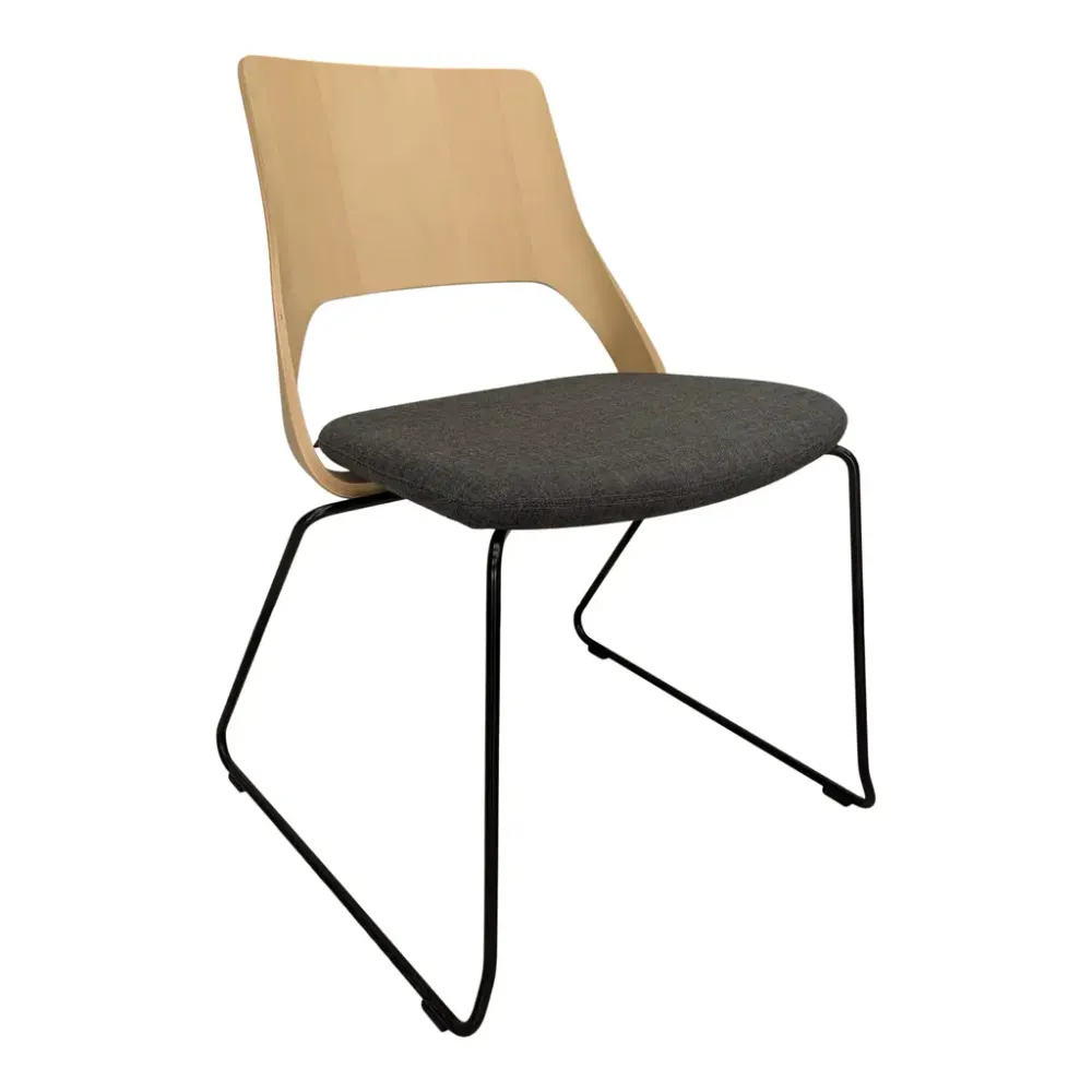 Begagnad konferensstol Embrace från Kinnarps. Ryggen är i björk och sitsen är klädd i ett grått tyg, svart stativ. Mått: Höjd 83 cm x Bredd 57 cm x Djup 59 cm.