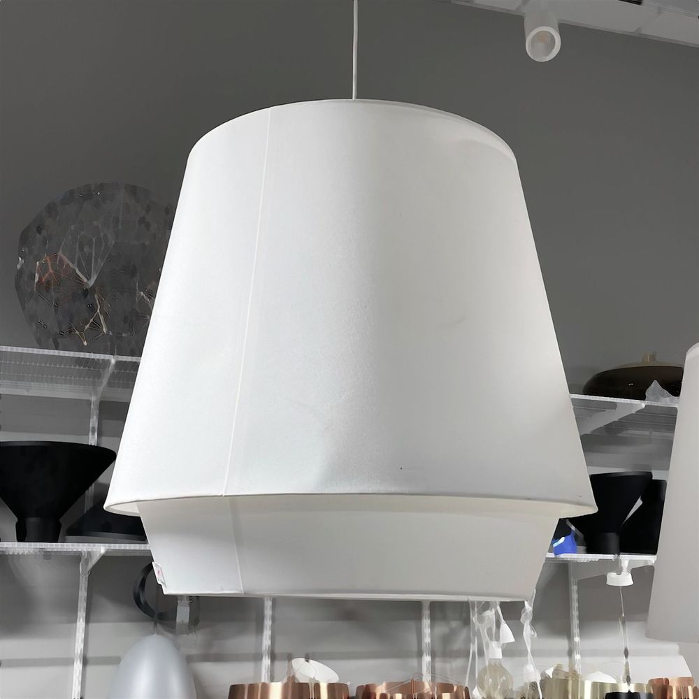 Begagnad taklampa från Zero, modell Elements XL i vit färg. Med en stor rund lampskärm. Mått: diameter 73 cm och höjd på 69.8 cm.