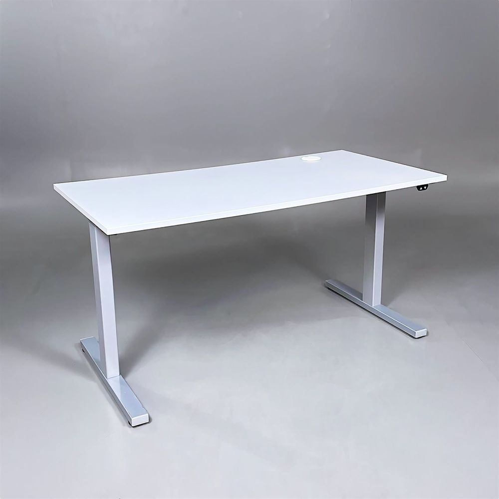Begagnat höj- och sänkbart skrivbord. Bordsskiva är ljusgrå med stativ i silver. Mått: Bredd 140 cm, Djup 70 cm, justerbar höjd mellan 70 till 120 cm. 