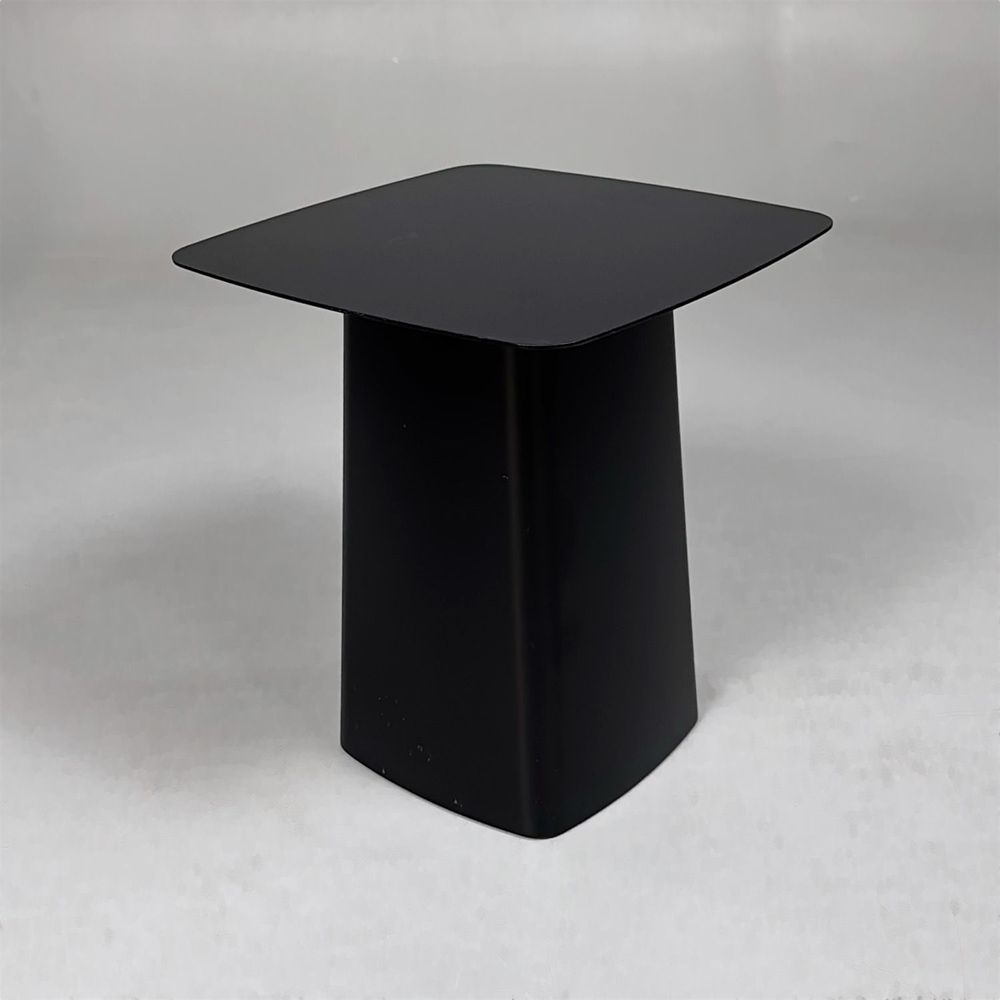 Begagnat soffbord Metal Side Table Medium från Vitra i svart. Mått: bredd 40 cm, djup 40 cm och höjd 44.5 cm. 