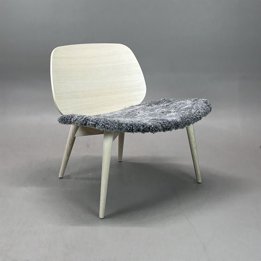 Begagnad fåtölj Papa F276 från Skandiform med stomme av askträ och sits i grått fårskinn. Mått: Bredd 70 cm, Djup 66 cm, Höjd 70 cm, sitthöjd 38 cm. 