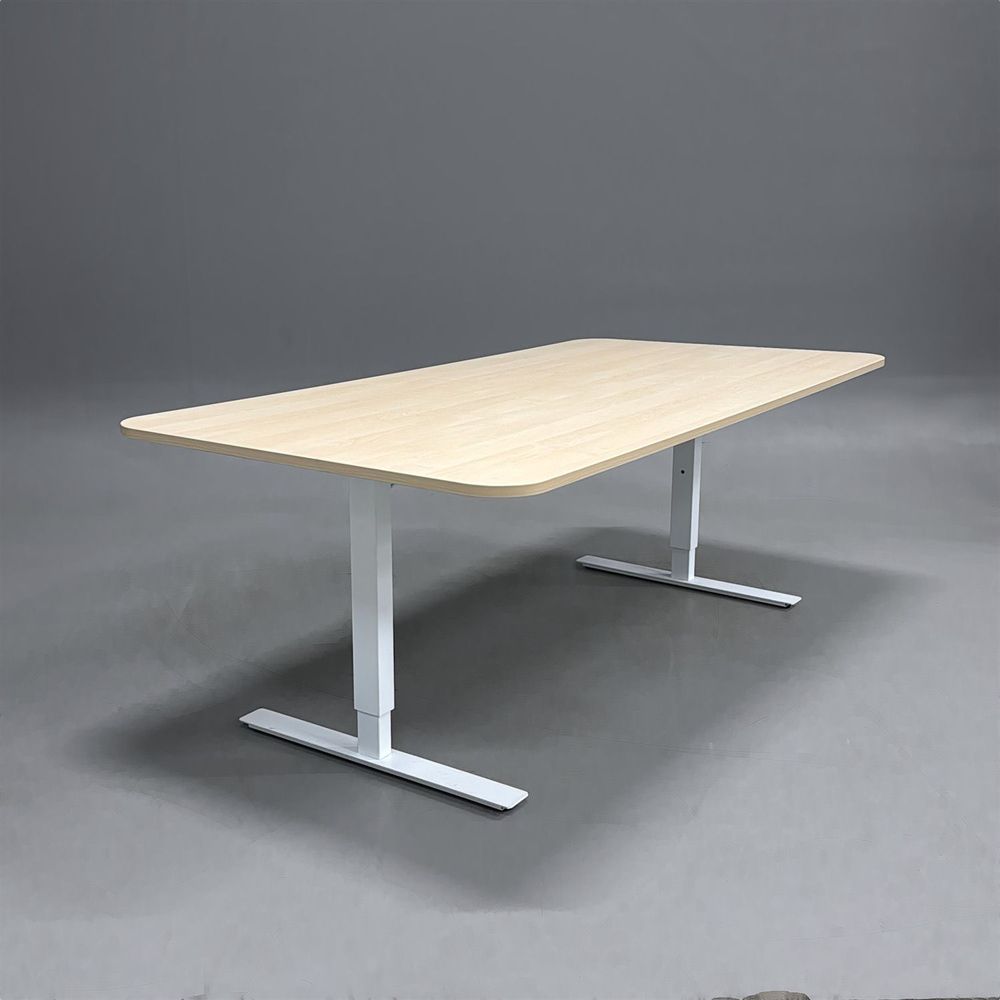 Begagnat konferensbord med bordsskiva i ask, rundade hörn och vitt stativ. Mått: Bredd 250 cm, djup 100 cm, höjd 72 cm.
