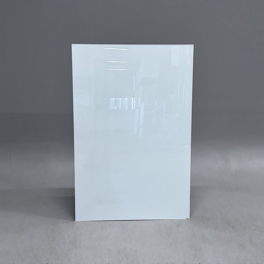 Begagnad vit glastavla i vitt. Mått: Bredd 100 cm, Höjd 150 cm.