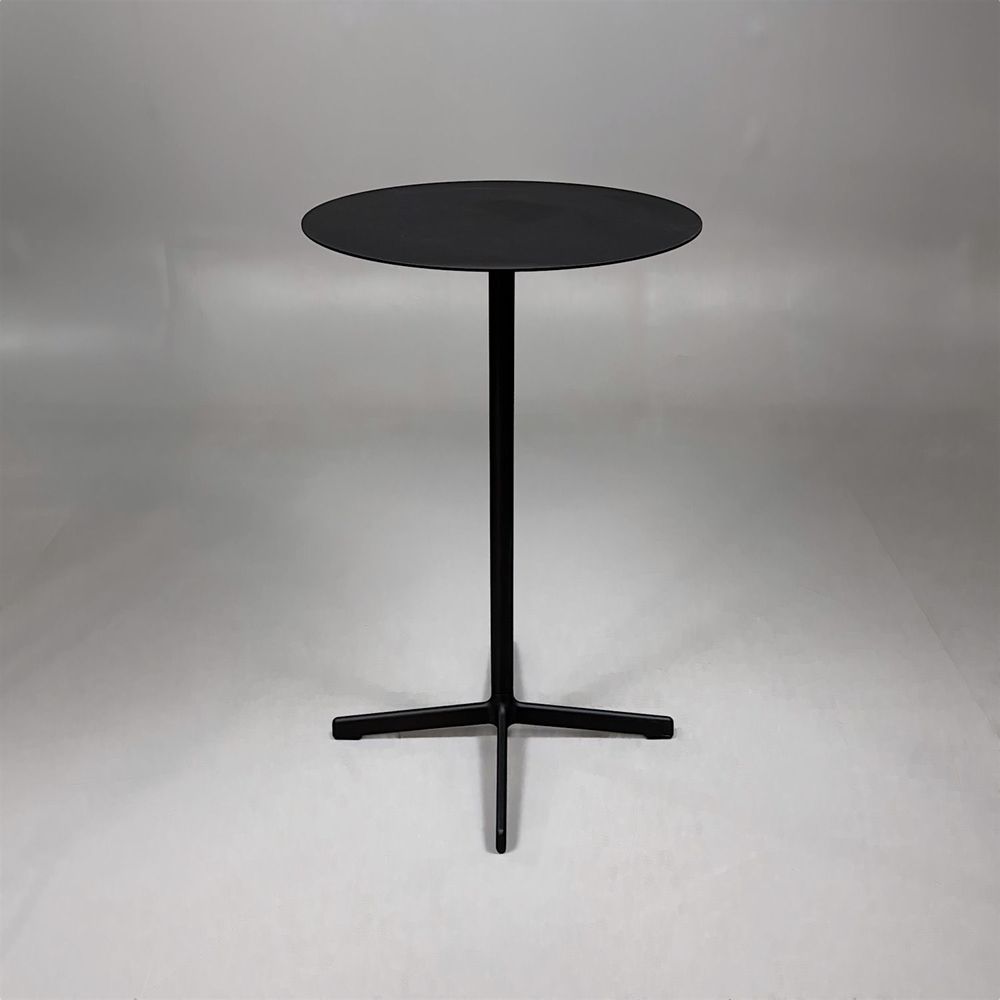 Begagnat svart barbord Neu från HAY med rund bordsskiva och pelarstativ. Diameter 60 cm och höjd 105 cm.