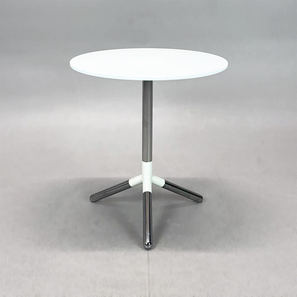 Begagnat soffbord Obi från Materia. Rund skiva i vitt glas och kromat underrede. Mått: Diameter 47 cm och höjd 51 cm. 