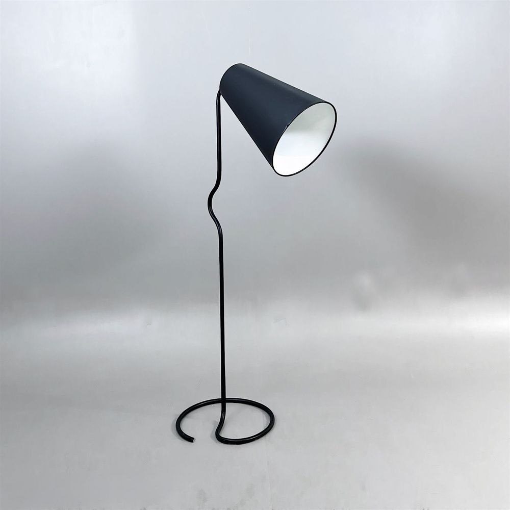 Begagnad golvlampa Bender från Northern Lightning i svart med vit insida. Mått: diameter 45 cm, höjd 172 cm.