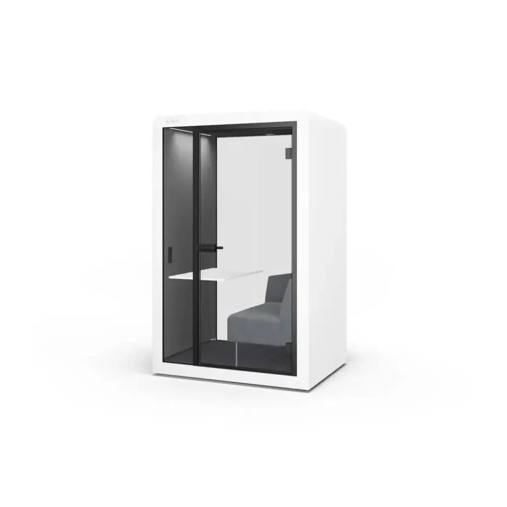 Begagnat telefonbås Space 1.5 från Silen. I vit/grå färg med soffa. Mått: Höjd 229 cm x Bredd 145 cm x Djup 110 cm. 