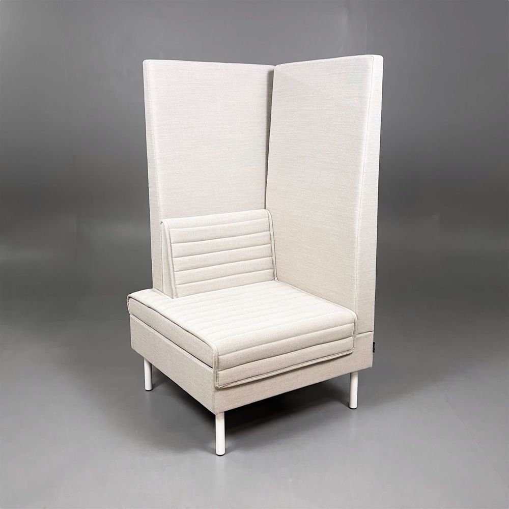 Begagnad fåtölj med hög rygg Smallroom från Offecct i beige tyg och vita ben. Mått: Bredd 71 cm x Djup 73 cm x Höjd 134 cm.