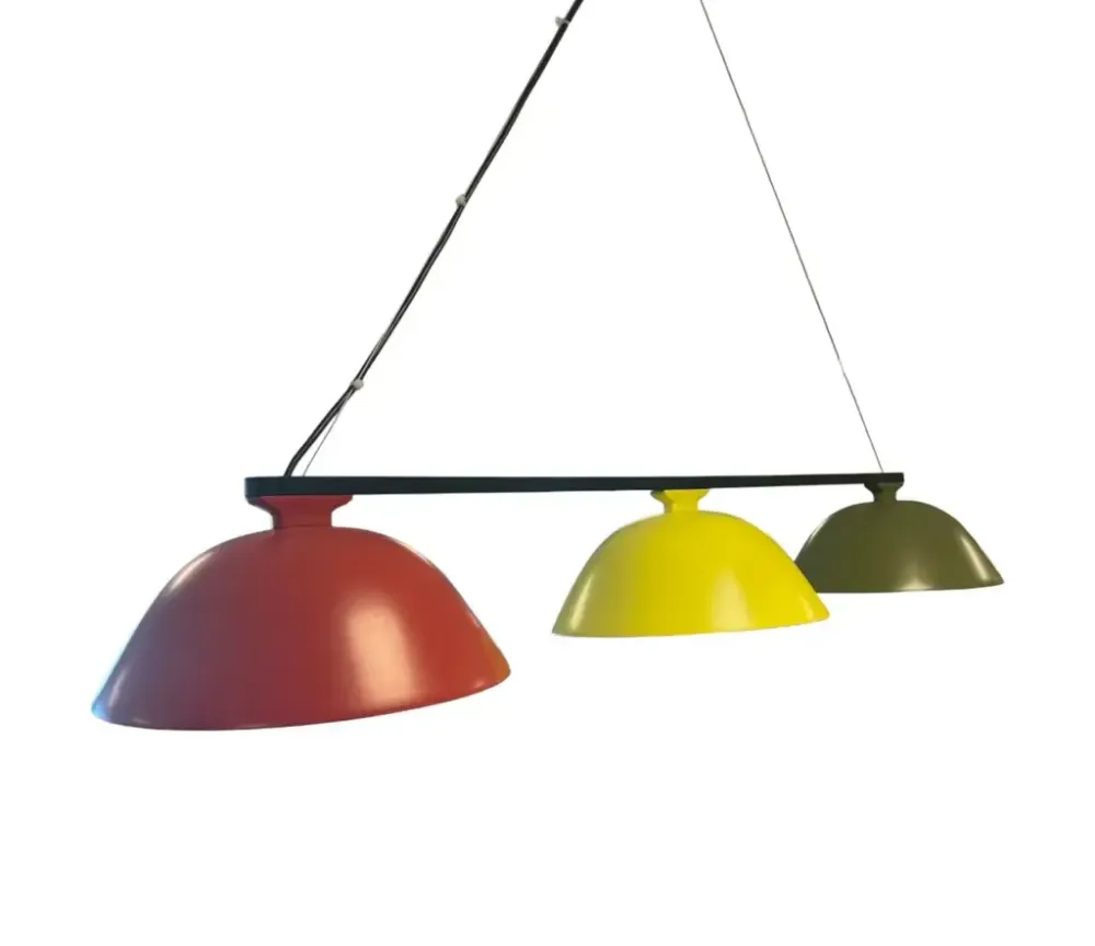 Begagnad taklampa Sempé från Wästberg i grön, gul och röd. Mått: höjd 28 cm, bredd 117 cm, djup 28 cm.