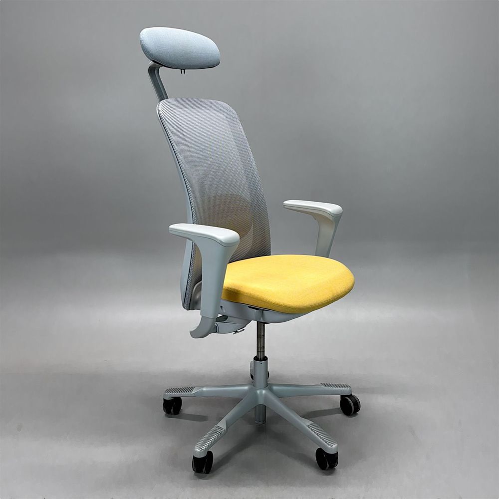 Begagnad kontorsstol Sofi Mesh 7500 från HÅG i ljusgrått med meshrygg, armstöd, nackstöd, gul sits. Mått: sitthöjd 39,3–54,1 cm.