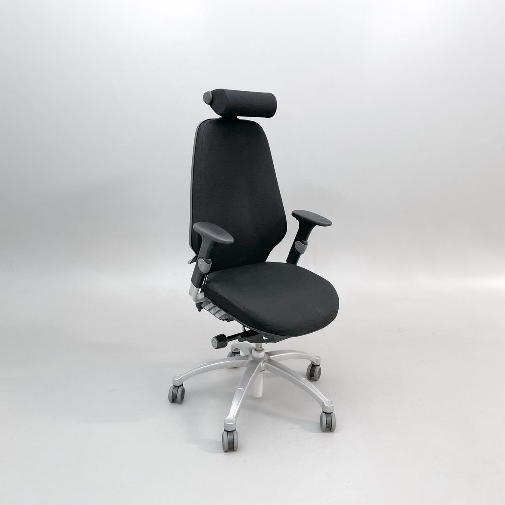 Begagnad svart kontorsstol Logic 400 från RH med reglerbara armstöd, nackstöd i läder. Mått: sitthöjd 41–53 cm.