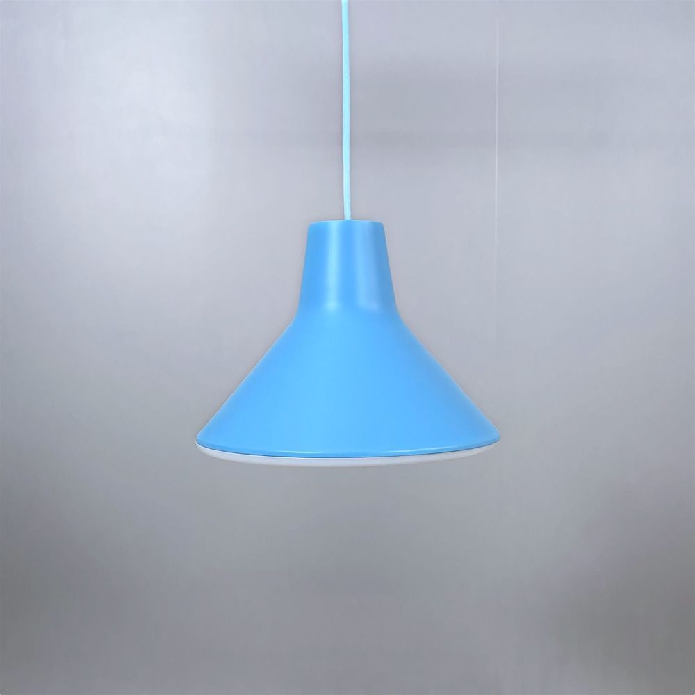 Begagnad taklampa från Luceplan, modell Archetype. Blålackerad yta, matt insida. Mått: diameter 31 cm, höjd 23 cm. 