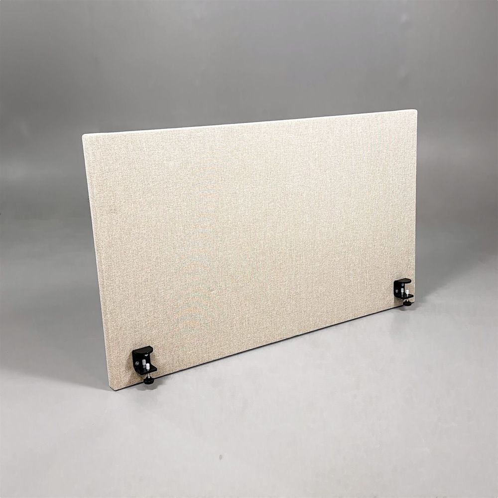 Begagnad bordsskärm Dezibel från Zilenzio i beige textil. Mått: Bredd 120 cm, djup 4,5 cm, höjd 70 cm. 