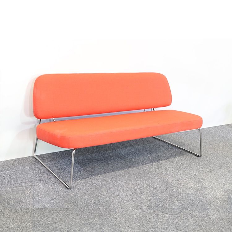 Begagnad soffa Polar från Martin Stoll i orange. Mått: bredd 156 cm, djup 78 cm, sittdjup 55.5 cm, sitthöjd 41 cm, höjd 77 cm.