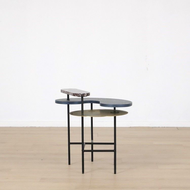 Begagnat soffbord Palette från &Tradition. Med tre olika bordsskivor i mässing, dovblå yta och röd marmor, svart stativ. Mått: Höjd: 42–55 cm, Bredd: 67 cm, Djup: 47 cm. 
