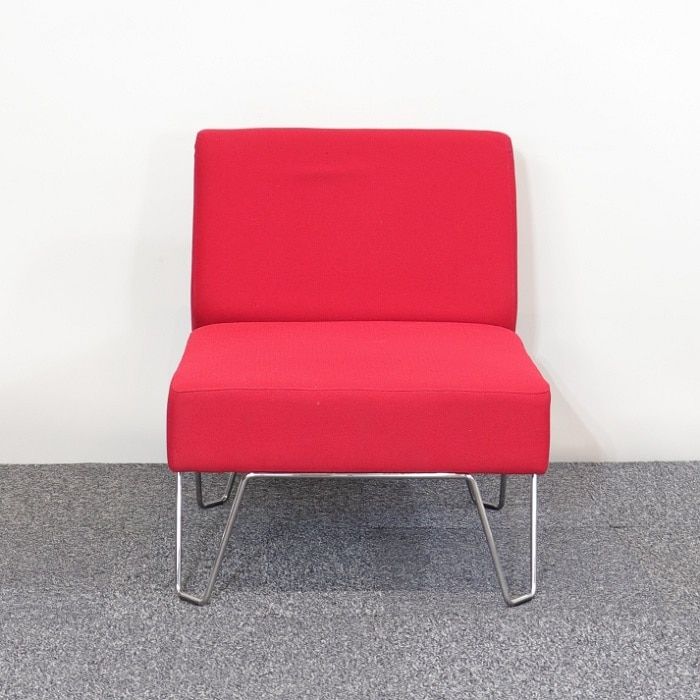 Begagnad soffmodul Qvarto från Blå Station i rött med kromat stativ. Mått: Sitthöjd: 40 cm, Totalt djup: 77 cm, Sittbredd per sektion: 66 cm, Total höjd: 80 cm. 