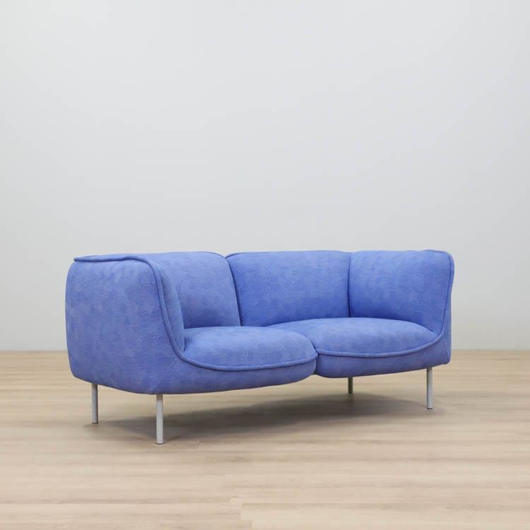 Begagnad blå 2-sits soffa Gather från Edsbyn i blått tyg. Mått: Höjd: 73 cm Sitthöjd: 42 cm Bredd: 155 cm Djup: 75 cm.