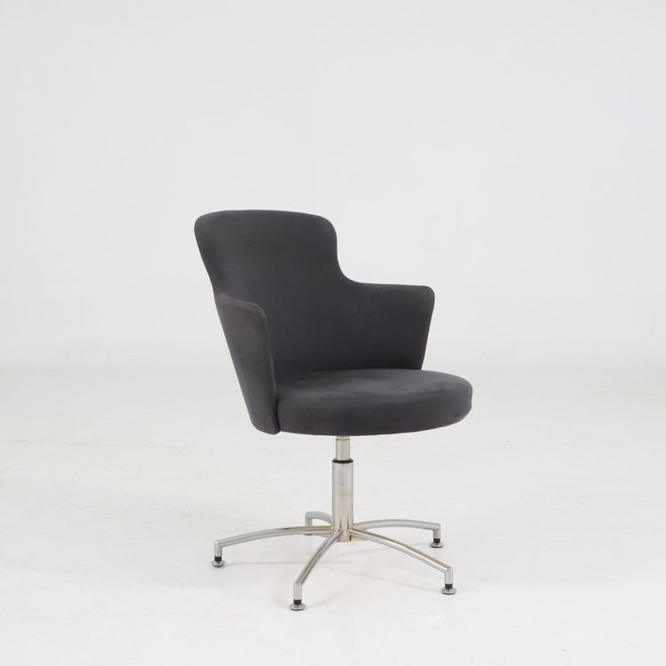 Begagnad konferensstol Zen från Gärsnäs med grå Alcantaraklädsel, underrede i aluminium. Mått: Höjd 83 cm, sitthöjd 45 cm, sittbredd 49 cm.
