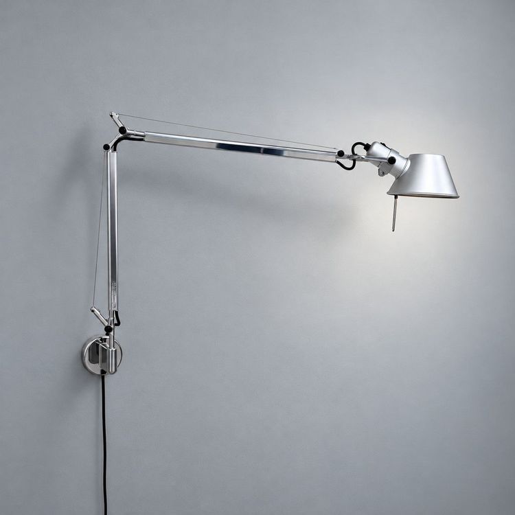 Begagnad vägglampa Tolomeo från Artemide i aluminium med flexibel, ledad arm. Mått: Höjd 67–131 cm och längd 81–126 cm.