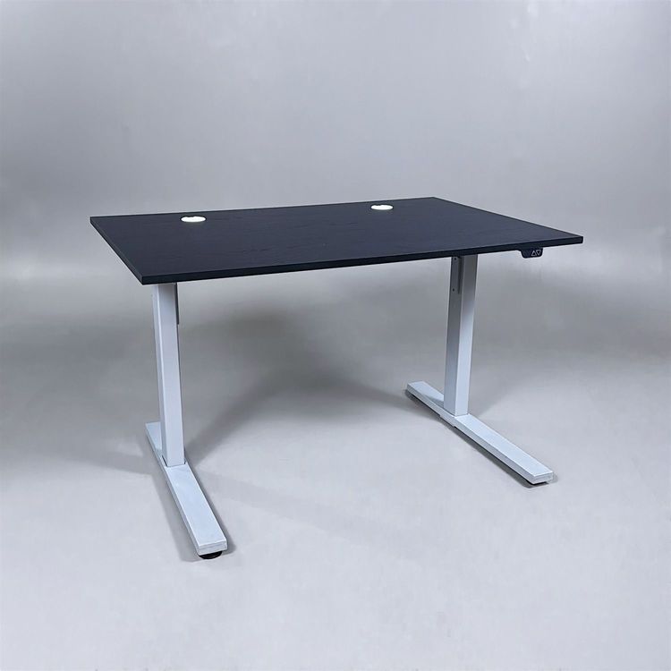 Begagnat höj- och sänkbart skrivbord med svart bordsskiva med två kabelhål, silvrigt stativ. Mått: Bredd 120 cm, Djup 80 cm, Höjd justerbar mellan 70 till 120 cm. 