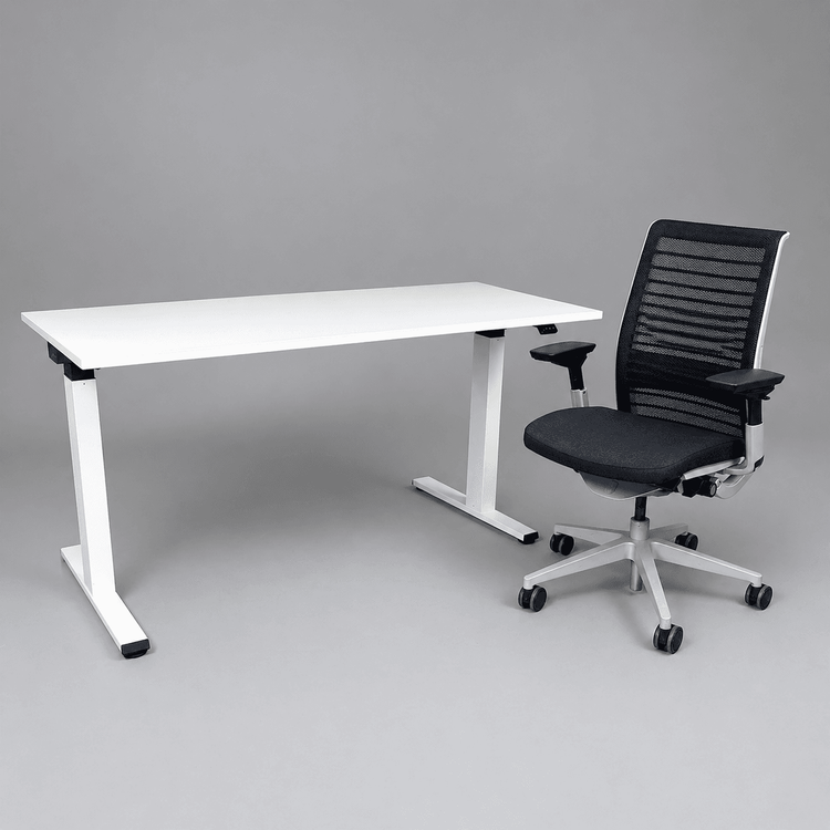 Begagnad kontorsgrupp Think/Migration från Steelcase med höj & sänkbart skrivbord samt kontorsstol i vitt/svart. Mått: bredd: 160 cm, djup: 80 cm, höjd:65 cm, 125 cm. 