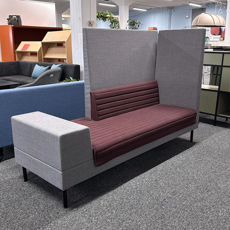 Begagnad soffa med hög rygg Smallroom Plus från Offecct i färgerna lila och grå. Mått: Bredd 200 cm, Djup 72 cm, Höjd 134 cm, Sitthöjd 44 cm.