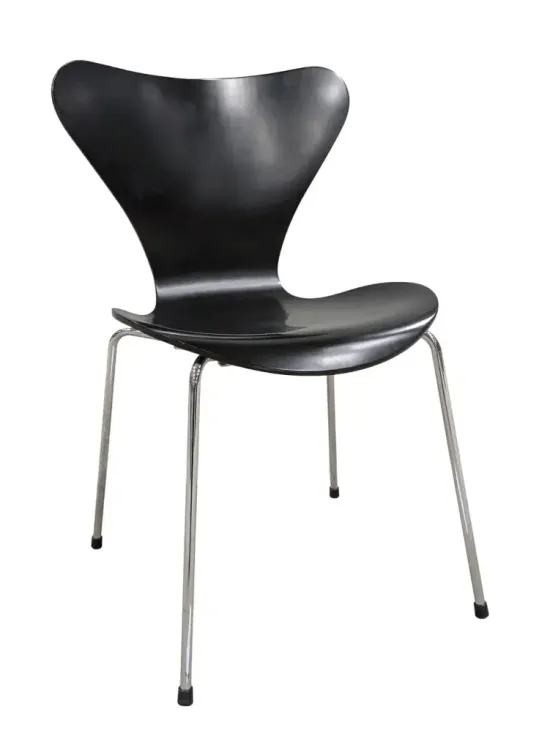 Begagnad matstol Sjuan från Fritz Hansen. I svart med kromat stativ. Mått: Sitthöjd: 45 cm. Höjd 78,5 cm x Bredd 49,5 cm x Djup 48 cm. 