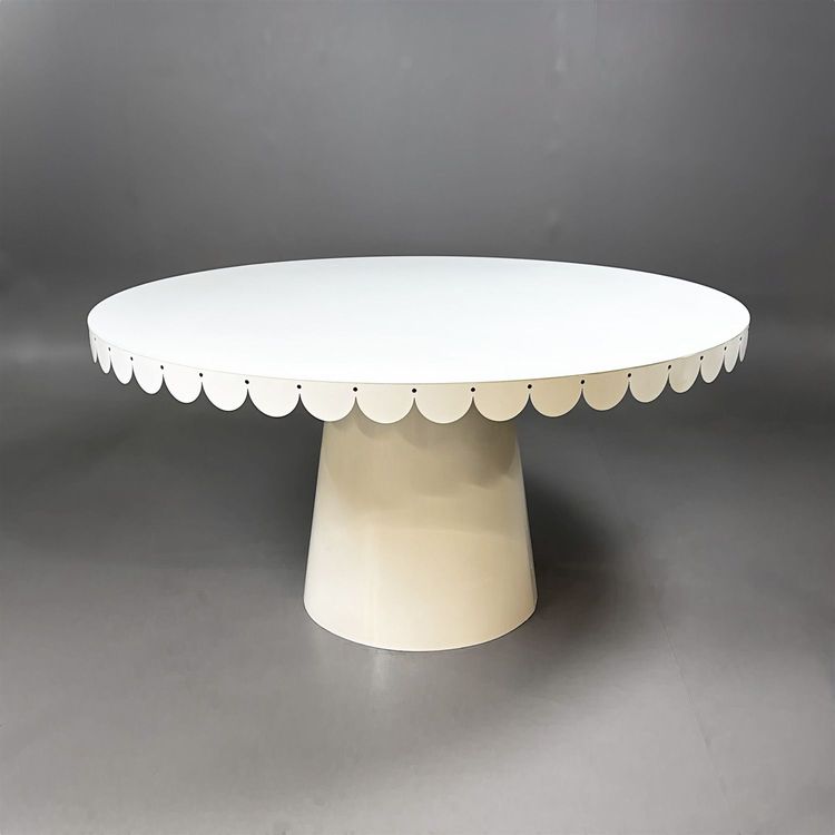 Begagnat konferensbord i vitt. Mått: diameter 150 cm och höjd 78 cm.