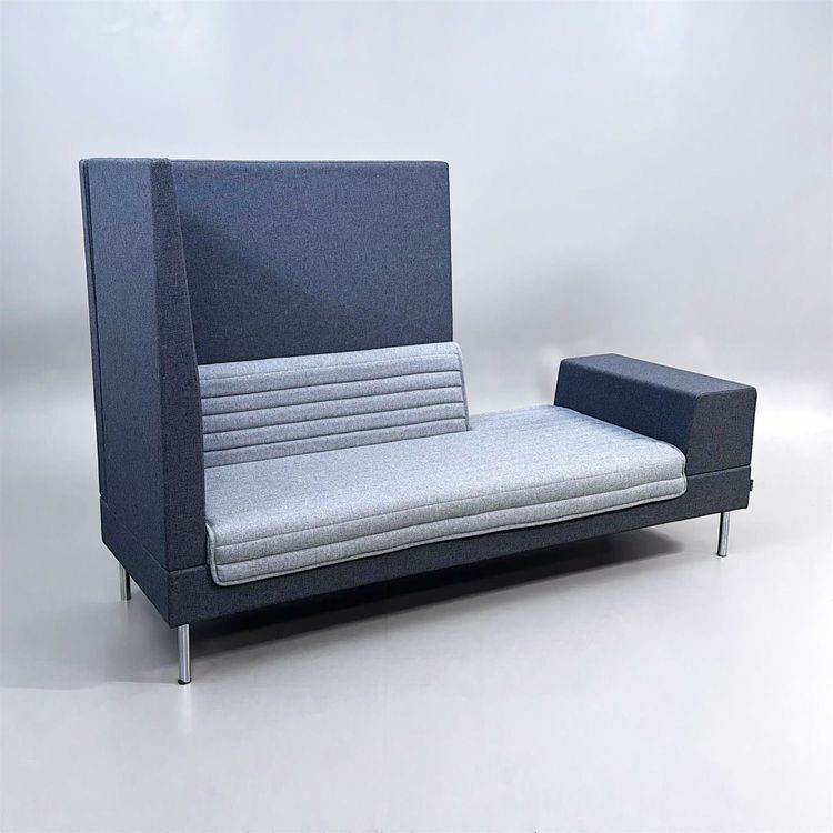 Begagnad soffa med hög rygg Smallroom Plus från Offecct. Ljusgrått tyg på sitsen och grått på ryggen. Mått: Bredd 200 cm, Djup 72 cm, Höjd 134 cm, Sitthöjd 44 cm