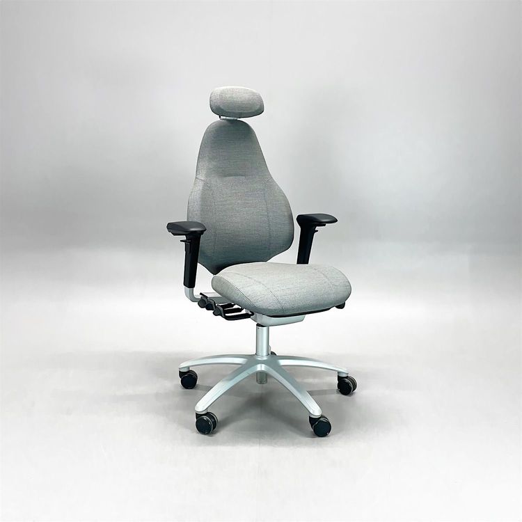 Begagnad grå kontorsstol Mereo 220 från RH. Med armstöd, nackstöd. Mått: Sitthöjd 41–55 cm.