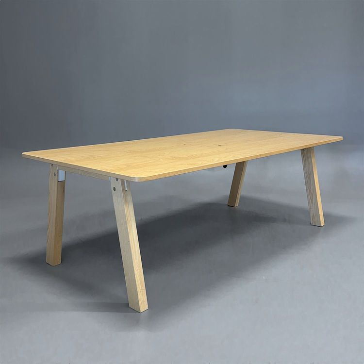 Begagnat konferensbord Collaborate från EFG i björk med två integrerade powerboxar. Mått: Bredd 210 cm, djup 110 cm, höjd 72 cm.