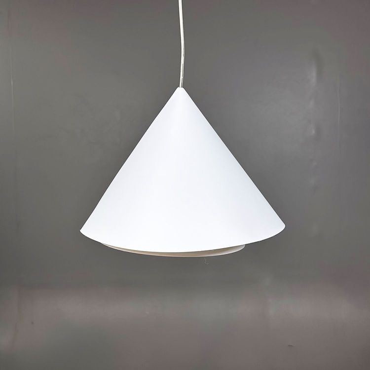 Begagnad taklampa Virvel från Örsjö Belysning i vitt med konformad skärm och invändig reflektor. Mått: Diameter 45 cm och höjd 30 cm.