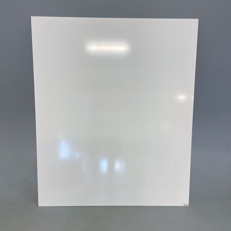 Begagnad whiteboard Air från Lintex i vit. Mått: bredd 100 cm, djup 1.6 cm, höjd 120 cm. 