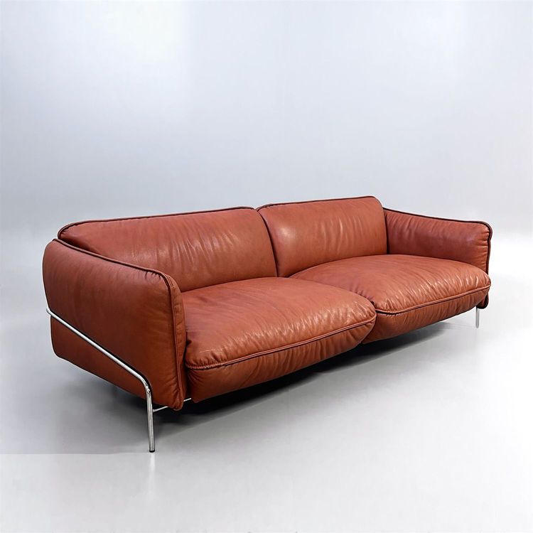 Begagnad soffa Continental från Swedese. I brun skinn och kromad stomme. Bredd 228 cm, Djup 95 cm, Höjd 72 cm, Sitthöjd 41 cm. 