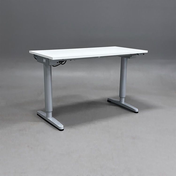 Begagnat höj- och sänkbart skrivbord från IKEA med vit bordsskiva och silverfärgat stativ. Mått: bredd 120 cm, djup 60 cm samt en justerbar höjd 70 - 120 cm. 