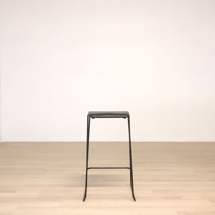 Begagnad barstol Montoya från Mitab i svart. Mått: Bredd 38 cm, djup 37 cm och höjd 75 cm.