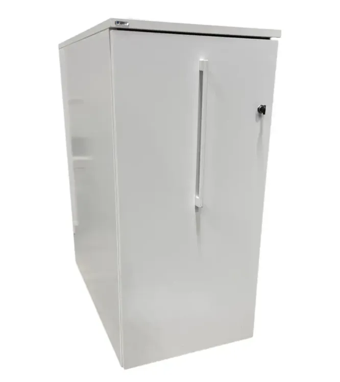 Begagnat vitt towerskåp från Edsbyn. Mått: Höjd 90 cm, Bredd 43 cm, Djup 80 cm. 