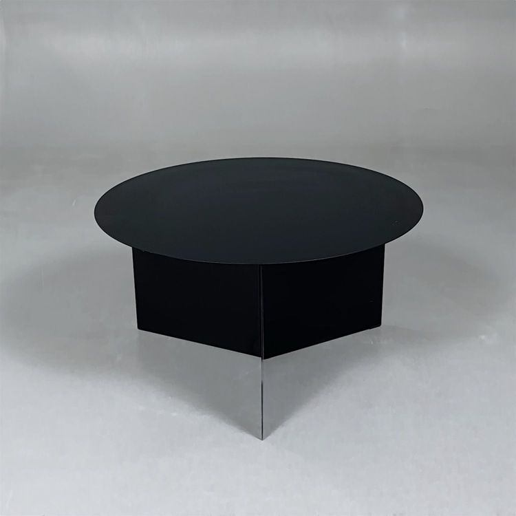 Begagnat runt soffbord från Hay, modell Slit Round XL. I svartlackerat stål inspirerad av origamiteknik. Mått: Diameter 65 cm, Höjd 35.5 cm.