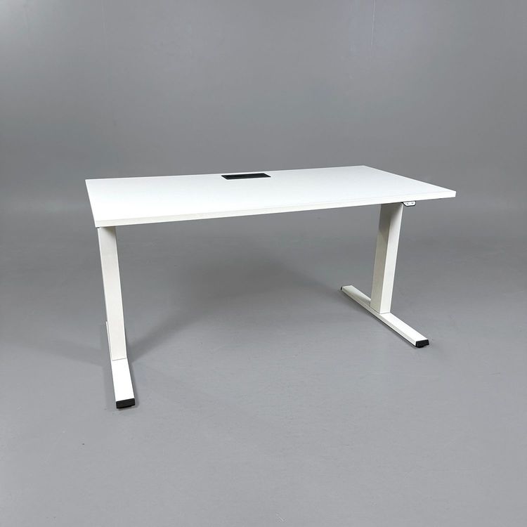 Begagnat höj- och sänkbart skrivbord Migration från Steelcase i vit färg. Mått: bredd 140 cm, djup 70 cm samt justerbar höjd mellan 65 - 125 cm. 