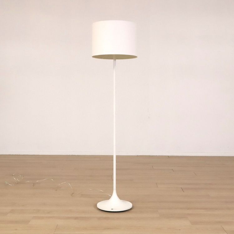 Begagnad golvlampa från By Rydéns i vitt. Mått: höjd 163 cm, lampskärm med 40 cm diameter och fot med 32 cm diameter. 