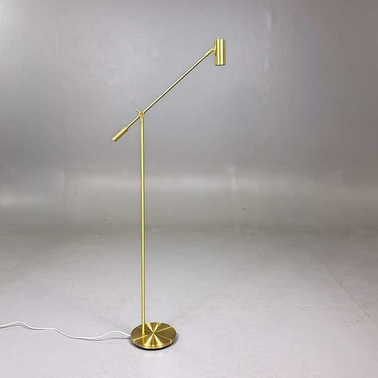 Begagnad golvlampa Cato från Belid i mässing. Mått: justerbar höjd mellan 100 och 143 cm. 