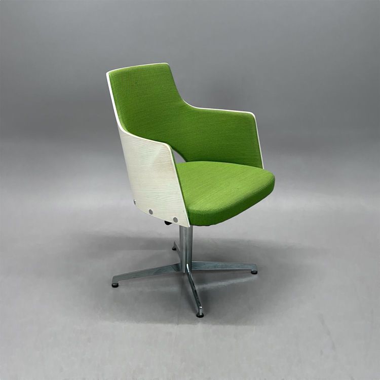 Begagnad konferensstol Cortina från Lammhults i grön tygklädsel, vitlaserat trä, kromat kryssunderrede. Mått: Bredd 56 cm, djup 59 cm, höjd 80 cm. 
